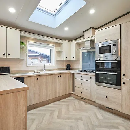 Malton Pines With Hot Tub * Little Habton
