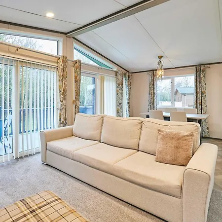 Malton Pines With Hot Tub Chalet