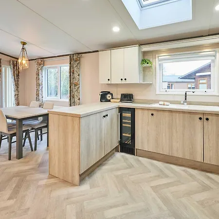 Chalet Malton Pines With Hot Tub