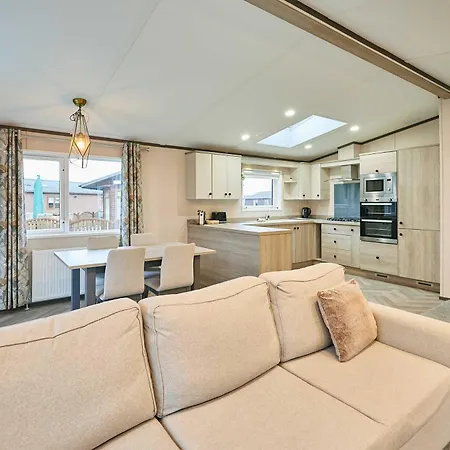 Malton Pines With Hot Tub Chalet Little Habton