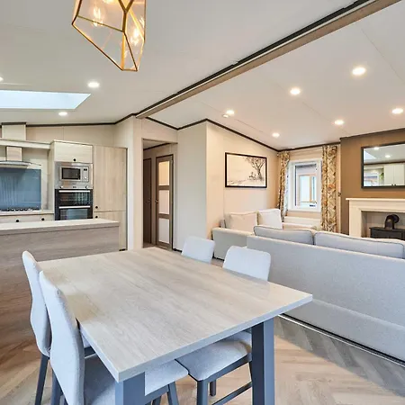 Chalet Malton Pines With Hot Tub