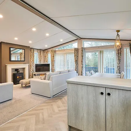 Chalet Malton Pines With Hot Tub *