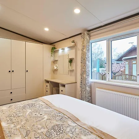Chalet Malton Pines With Hot Tub *