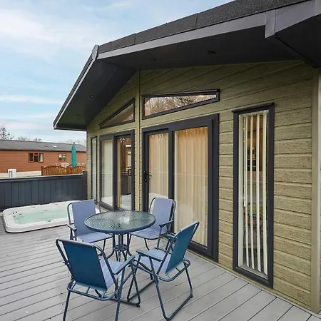 Malton Pines With Hot Tub * Little Habton