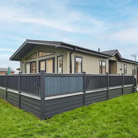 Chalet Malton Pines With Hot Tub