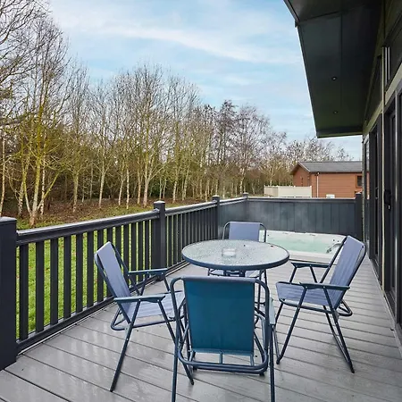 Malton Pines With Hot Tub Chalet